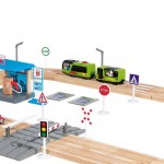 Set Trenulet electric cu baterie si pista auto din lemn Circuit Orasel  cu Spalatorie si Benzinarie